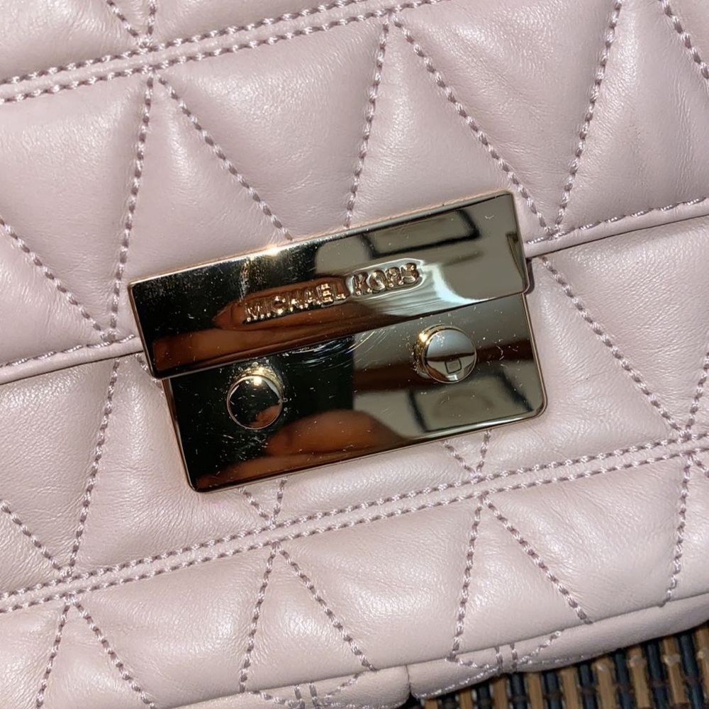 MICHAEL KORS
Sloan Large Pink Shoulder Bag - Picture 17 of 17